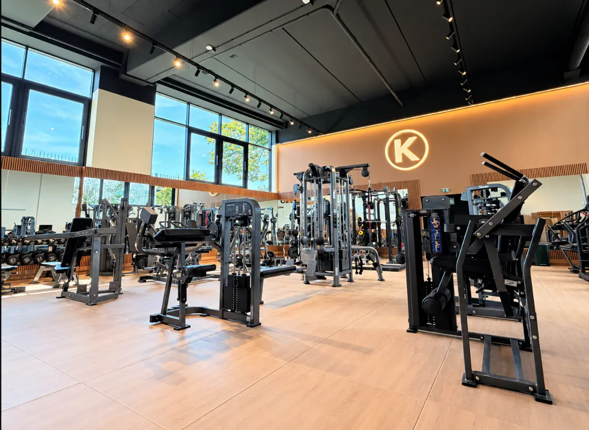 Le plateau du club, le K éclairé sur le mur cuivré
